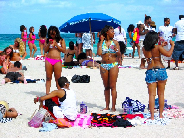 Cute Sexy Superfine Black Girls Enjoy the Beach Scene - Copyright © 2012 JiMmY RocKeR PhoToGRaPhY